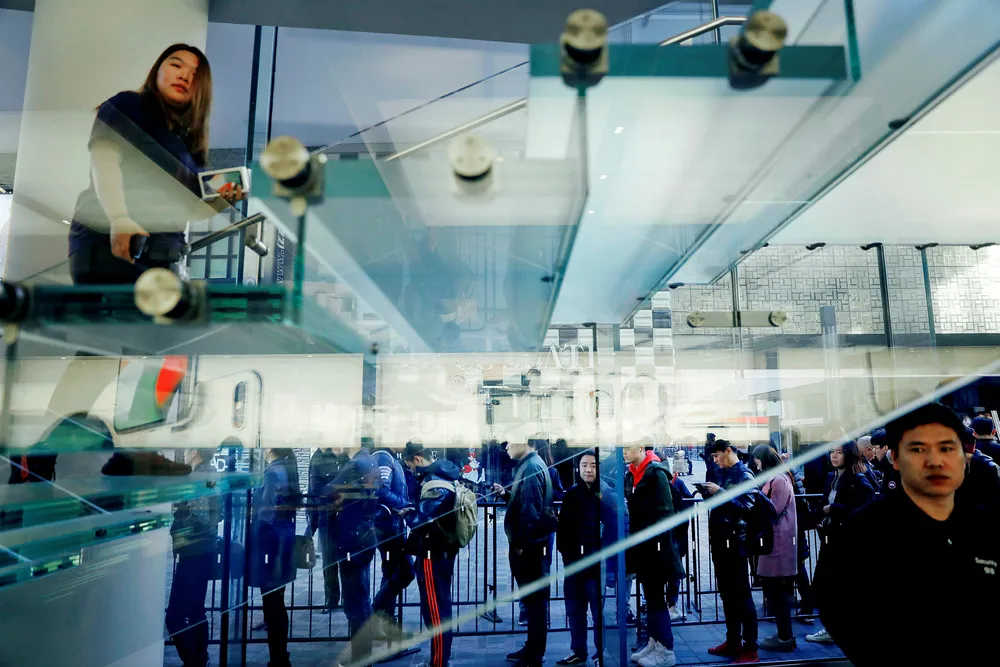 Apple er det selskapet som er mest sårbart hvis det bryter ut en full handelskrig mellom USA og Kina. Nesten alt av produkter produseres i Kina og nesten 20 prosent av omsetningen. Toppsjef Tim Cook har advart president Donald Trump om konsekvensene i et møte. Foto: Damir Sagolj/Reuters/NTB Scanpix