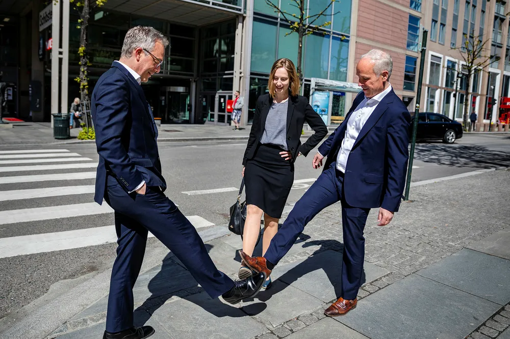 Abelia-sjef Øystein E. Søreide (til venstre), næringsminister Iselin Nybø (V) og finansminister Jan Tore Sanner (H) møtes forskriftsmessig utenfor Finansdepartementet for å snakke om den nye opsjonsskatteordningen som presenteres i revidert nasjonalbudsjett tirsdag.