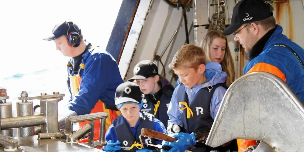 STUDIETUR I FISK: Skipper og leder i Møre og Romsdal Fiskarlag, Leif-Egil Grytten (t.h) har også tatt med seg elever fra Grytestranda på havet for å formidle hva det innebærer å være fisker på en linebåt. Foto: Synnøve Ulla/Mørenot