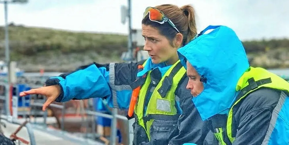 Fagsjef miljø og helse, Karoline Skaar Amthor, i Sjømat Norge - her i jobb på merdkanten.