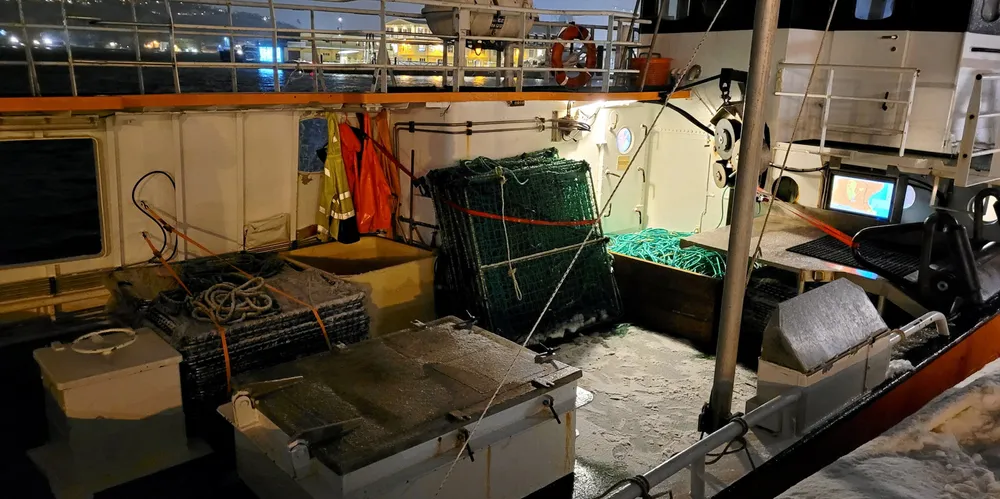 Under seilas i mørket er godt nattsyn viktig, og her er sterke lyskilder om bord og i omgivelsene en utfordring for navigatøren.