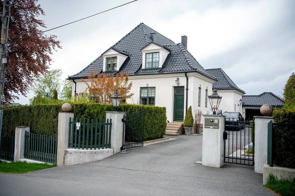 Offshore-megler Jon Skabo opplevde at en kunde tok arrest i huset hans i Oslo for et krav på 54 millioner kroner. Arresten ble opphevet tirsdag kveld. Villaen fungerer som kombinert bolig og kontor for Skabo. Skabo var megler for det venezuelanske oljeserviceselskapet som tok arrest i eiendommen.