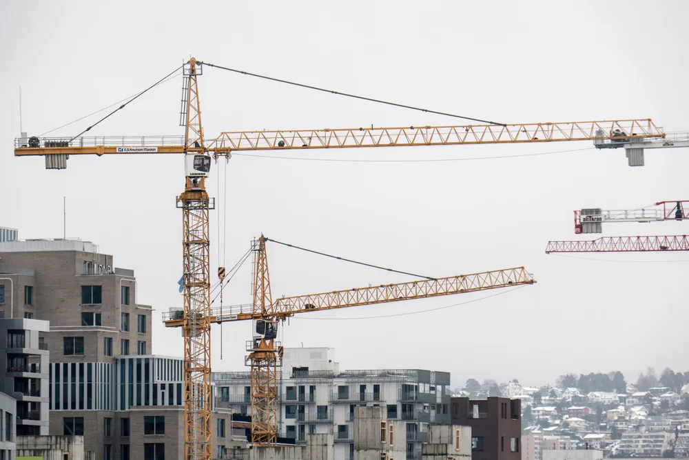 Byggekraner rager over bygninger i Barcode i Bjørvika.