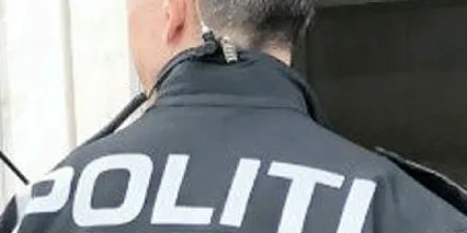 Mattilsynet kom på inspeksjon på Lyder Fisks anlegg i Dyfjord. Med seg hadde de politiet. OBS: Mattilsynets representant på bildet er ikke saksbehandler i saken.