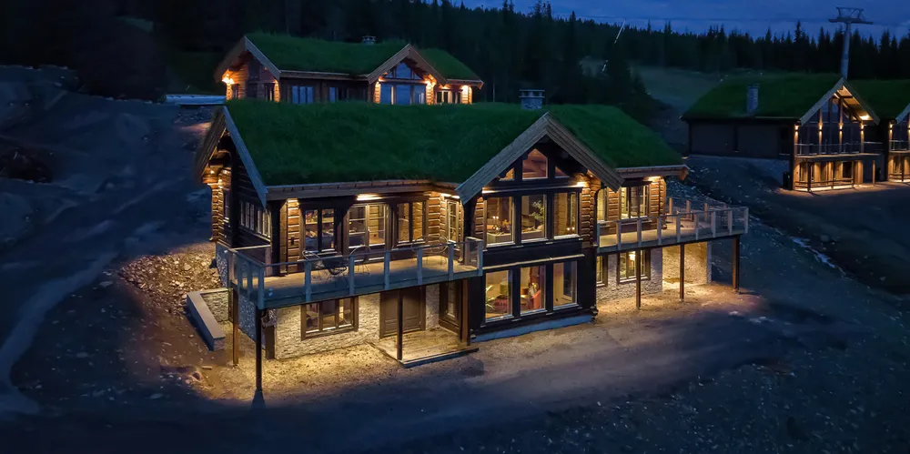 Etter å ha ligget ute i et år med en prisantydning på 23,9 millioner kroner, ble den 254 kvadratmeter store hytta med seks soverom på Hafjell solgt for 20 millioner.
