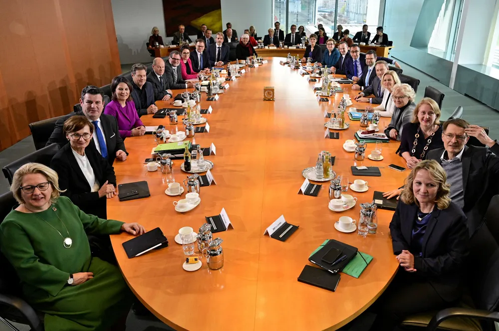 The German cabinet posing for a photo in November 2022.
