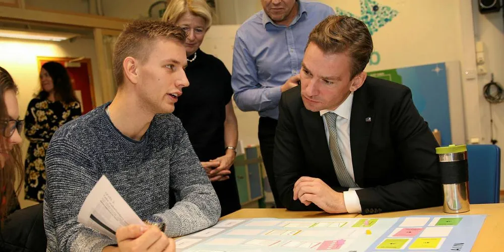 BRETTSPILL: Kunnskapsminister Henrik Asheim (t.h.) får en innføring i brettspillutdanning av student Marcus Gamst Johansen ved Fiskerihøyskolen. Rektor Anne Husebekk i bakgrunnen.Foto: Arne Fenstad