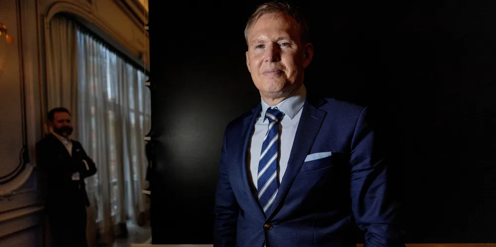 Konsernsjef Ivan Vindheim i Mowi var fornøyd med tallene han presenterte torsdag. I bakgrunnen lurer selskapets kommunikasjonsdirektør Ola Helge Hjetland.