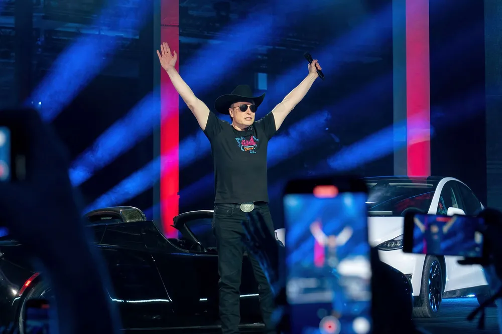 I løpet av det året Elon Musk har vært eier av Twitter/X, er selskapet halvert i verdi, skriver kronikkforfatteren.