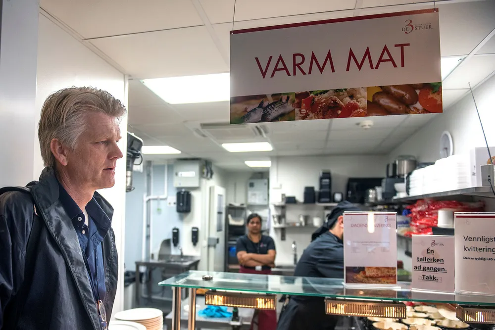 Hovedtillitsvalgt Jo Sirum (til venstre) ved Oslo lufthavn sier stengingen av kantinen ble kjent på to ukers varsel og har skapt store reaksjoner. Nå må de ansatte kjøpe «dyr fast food» i terminalen, ifølge ham.