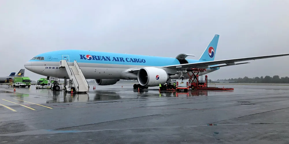 Grieg Seafood mener laksen de sendte til Kina med fly ikke ble håndtert riktig. Nå er de uenige med Schenker om hvem som skal betale for laksen som måtte kastes. Flyet på bildet viser et av Schenkers transportfly og har ingenting med denne konkrete saken å gjøre.