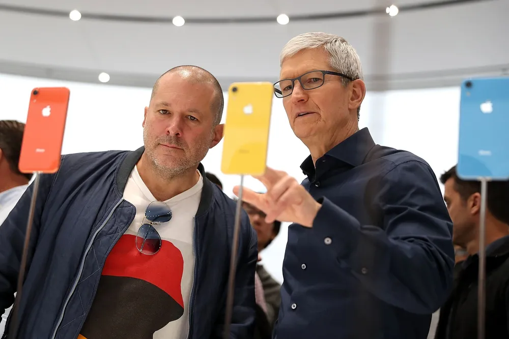 Apples tidligere designsjef Jony Ive (til venstre) skal jobbe sammen med OpenAI. Her er han sammen med Apple-sjef Tim Cook fra et arrangement i 2018.