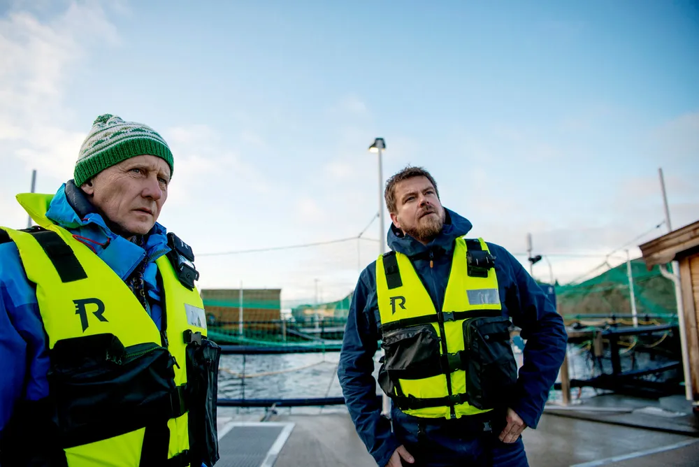 Styreleder Brynjar Forbergskog (til venstre) og daglig leder Trond-Otto Johnsen i Akvafuture i Hamnsundet i skjærgården på Helgelandskysten.