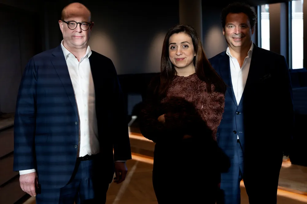 Til høsten venter nye problemer for Hadia Tajik å løse. Nå som advokatfullmektig og «senior council» i advokatfirmaet Haavind. Her managing partner Preben Brecke (til venstre) og leder for hennes fagområde Christopher Sveen.