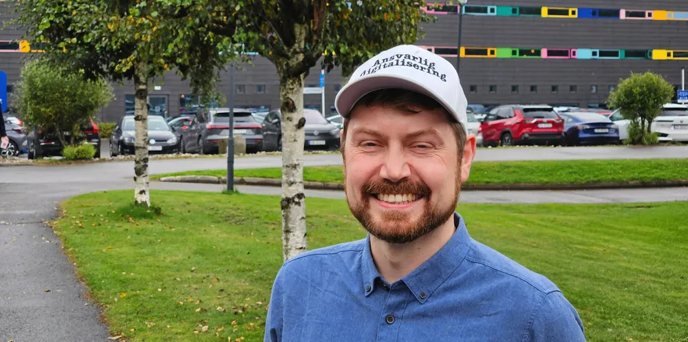 Det er lov å være blid: Jon-Martin Pettersen Storm er en av NVEs eksperter på IT-sikkerhet. Han stilte med selvdesignet «hvit hatt» på årets Smartgridkonferanse. – Vi skal ikke gå rundt og være redde. Er jo ikke slik at vi går rundt med en blink på oss. Men vi må være bevisste på at vi jobber der vi jobber, sier han.