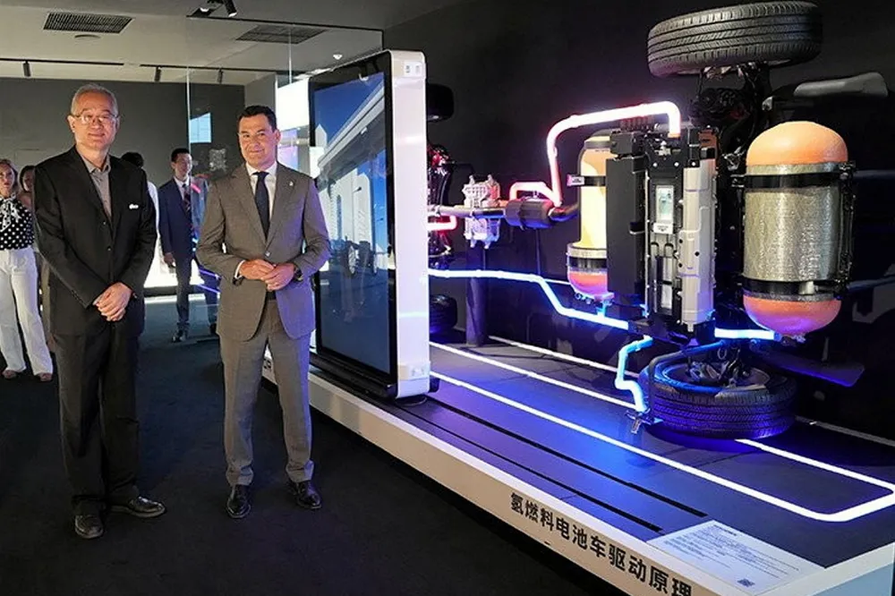 Hygreen Energy CEO Benny Wang (left) and president of Andalusia's regional government Juan Manuel Moreno (right) at the Beijing Renewable Energy Technology Park.