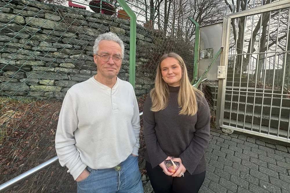 Rasmus Hansson, stortingsrepresentant i MDG og Frøya Skjold Skjursæther, førstekandidat for MDG i Hordaland var begge på plass da Risikorapporten ble lagt fram i Bergen. Intrafish journalist spurte om de ikke var litt vel blide når de stilte opp på bilde etter å ha levert kritiske kommentarer: – Vi er jo blide folk ellers, kontret Hansson med.