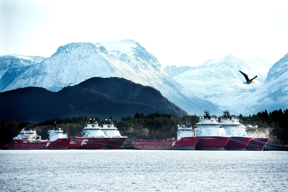 Offshorebåter fra Farstad Shipping i opplag ved Humla utenfor Ålesund. Foto: Per Ståle Bugjerde