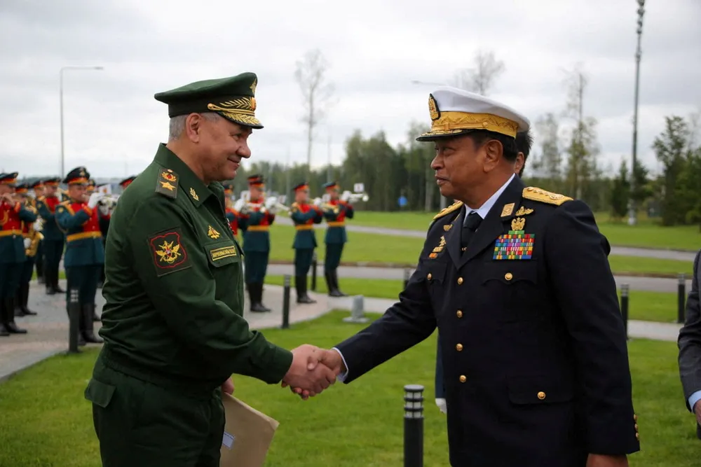 Russlands forsvarsminister Sergej Sjojgu håndhilser med Myanmars visestatsminister og unionsminister for forsvarsadmiral Tin Aung San under en seremoni for å avduke et monument ved internasjonale militærtekniske forumet Army-2023 i Moskva-regionen i august.