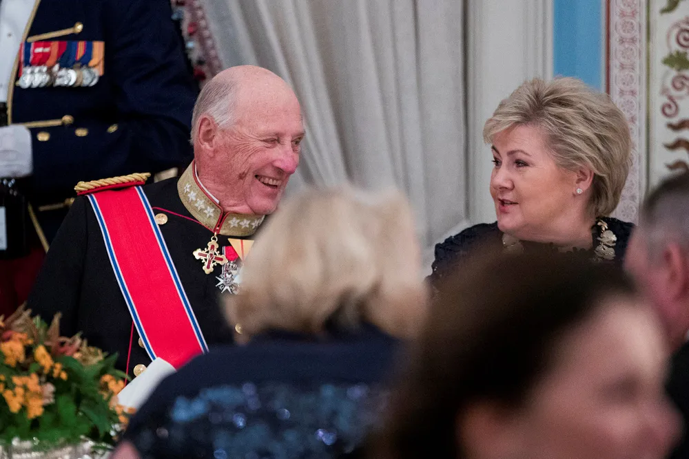 Kong Harald blir med statsminister Erna Solberg og olje- og energiminister Sylvi Listhaug når Johan Sverdrup har sin offisielle åpning tirsdag 7. januar. Her knipset sammen da slottet arrangerte gallamiddag for Slovenias president Borut Pahor.