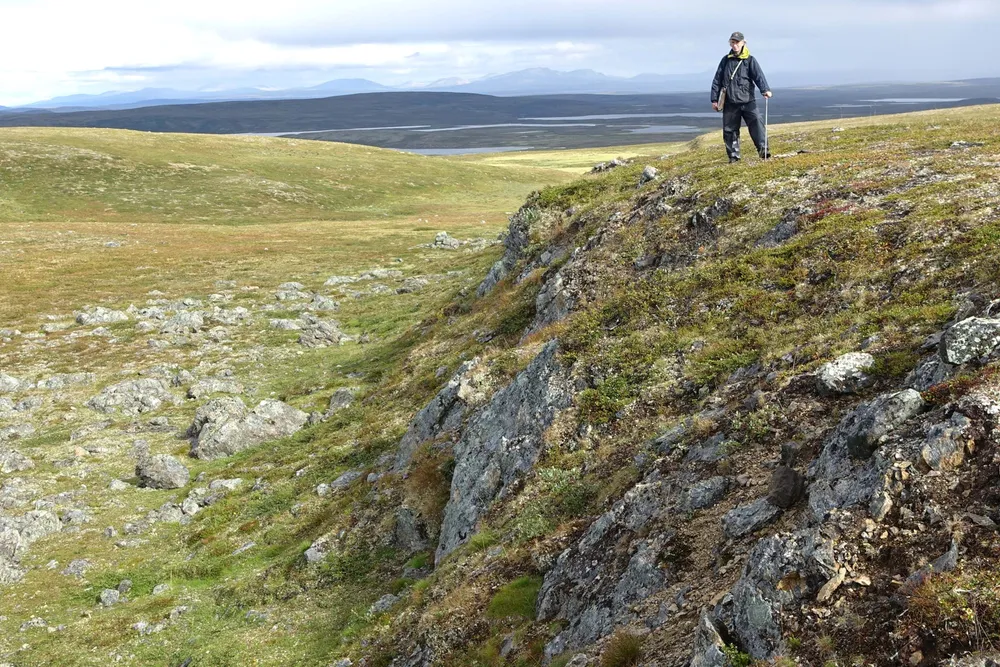 Forkastningsskrenten knyttet til jordskjelv på Finnmarksvidda er opp til syv meter høy. Foto: NGU