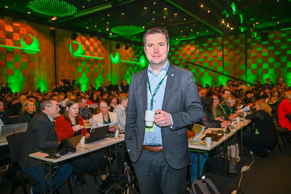 Geir Pollestads bror og foreldre klekker 25 millioner Ross 308-kyllinger i året i sin familiebedrift. Når flere nå mener denne kyllingen bør forbys, bør Pollestad holde seg langt unna avgjørelsen.