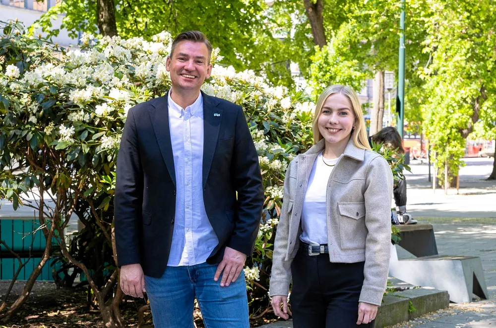 Høyres 1. nestleder og leder for programkomiteen Henrik Asheim og nestleder i programkomiteen, Mari Holm Lønseth.