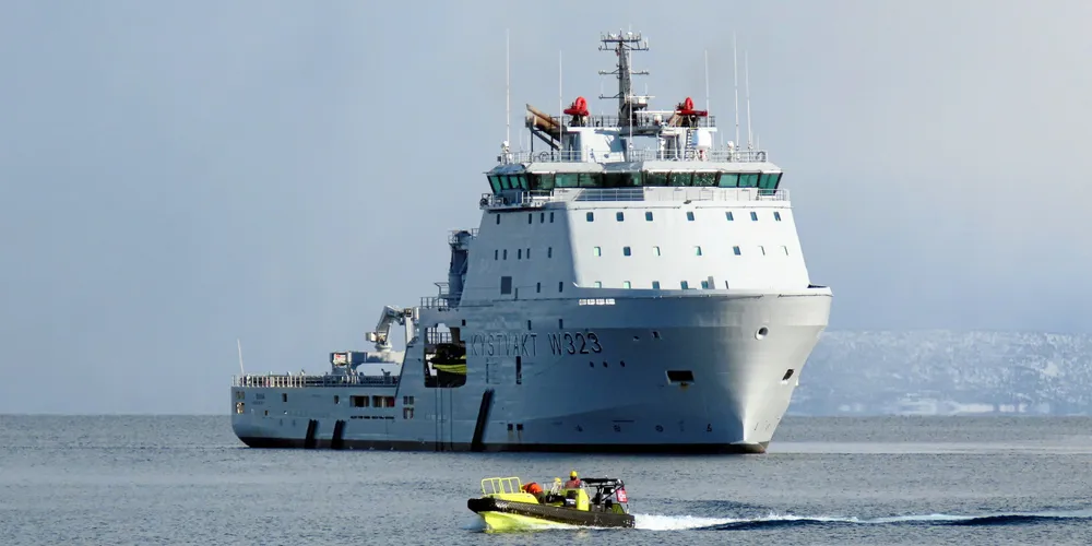 Kystvaktens KV «Jarl» inspiserte ringnotbåten som kastet etter lodde innenfor grunnlinjene i Porsangerfjorden.