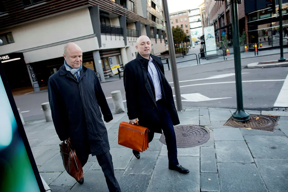 Finansdirektør Pål Svenkerud (til venstre) sier Bank Norwegian ikke har kontroll på hvor forbrukslån-annonsene havner. Her sammen med bankens sjef Erik Jensen. Foto: Øyvind Elvsborg