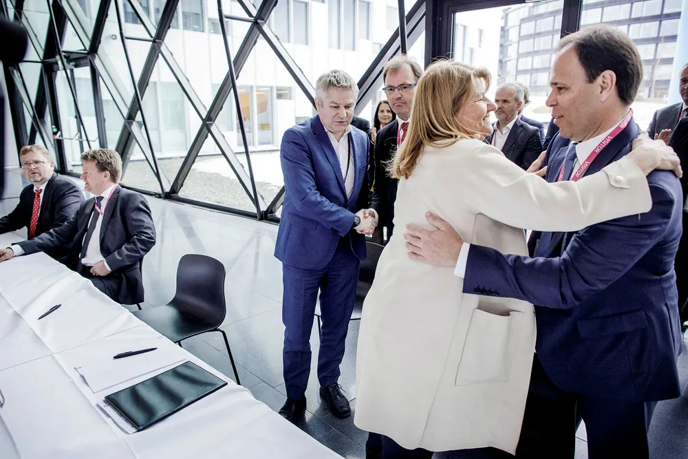 Konserndirektør Margareth Øvrum i Statoil takker Luis Araujo, sjef i Aker Solutions, for vel overstått signering. Fra venstre bak: Nils Arne Hatleskog, konserndirektør i Aibel, Mads Andersen, konsernsjef i Aibel, Pål Eitrheim, konserndirektør i Statoil og Idar Eikrem, finansdirektør i Kværner. Foto: Gunnar Blöndal