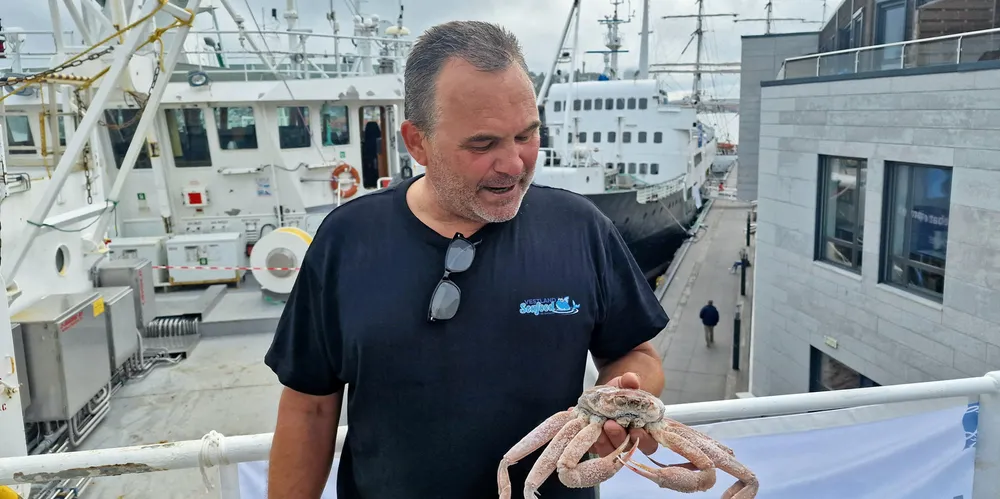 Her viser Harald Taranger frem én av de fryste snøkrabbene. Den er rett over minstemålet, forteller han.