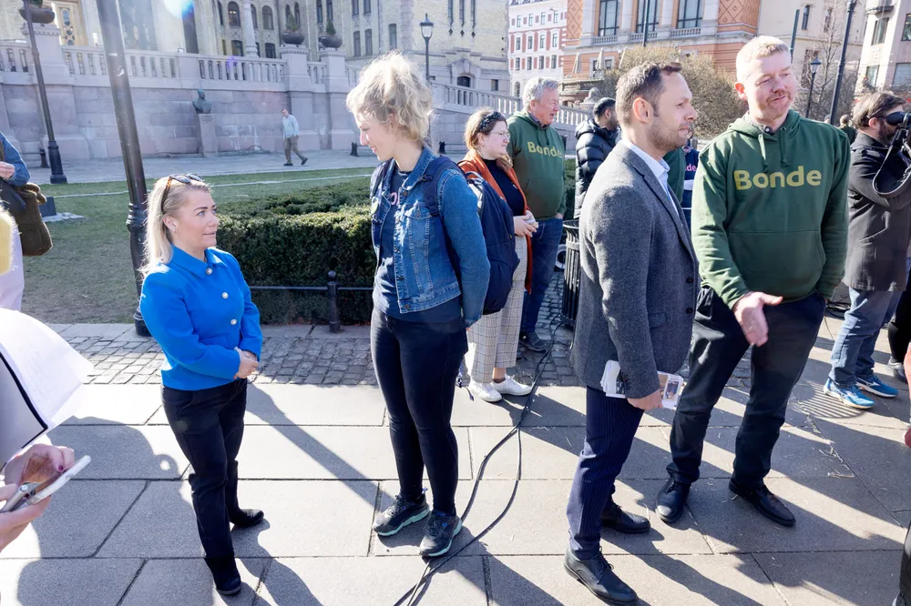 Landbruksminister Sandra Borch (Sp) i samtale med den unge bonden Marte Holte Sirivik, Torgeir Knag Fylkesnes fra SV og leder av av Norges Bondelag, Bjørn Gimming på et arrangement foran Stortinget uken før jordbruksoppgjøret startet.