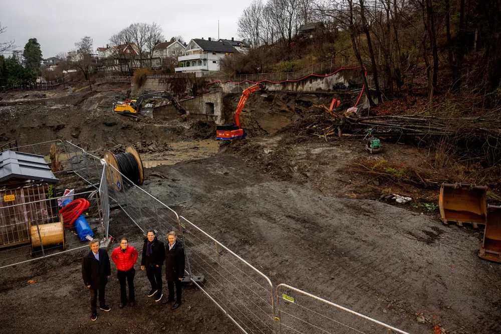 Boligpartnerne i «Smedens hage» i Bærum har solgt 103 av 157 leiligheter og sikret prosjektet med en forsikring dersom leiligheter forblir usolgt. Fra venstre, daglig leder Cato Ender i Abel Eiendomsforvaltning, prosjektleder Ingeborg Louise Rønneberg og administrerende direktør Bjørn Tore Hagness i Backe Prosjekt, samt administrerende direktør Øivind Solbakken i Bertel O. Steen Eiendom.