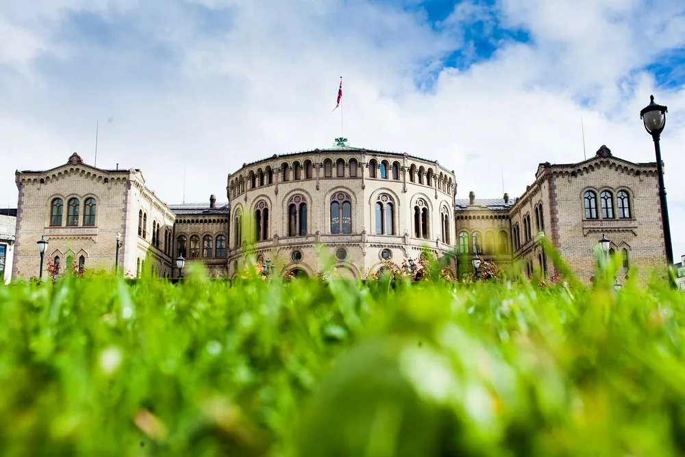 Å rettsliggjøre samfunnsspørsmål er å bygge mur mot politiske prosesser, skriver kronikkforfatteren. Foto: Adrian Nielsen