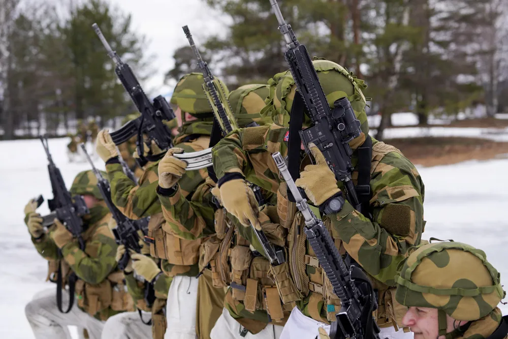 Forsvaret er en av de operative virksomhetene som både rapporterer og har en strategi for å redusere sitt klima- og miljøavtrykk, skriver artikkelforfatteren.
