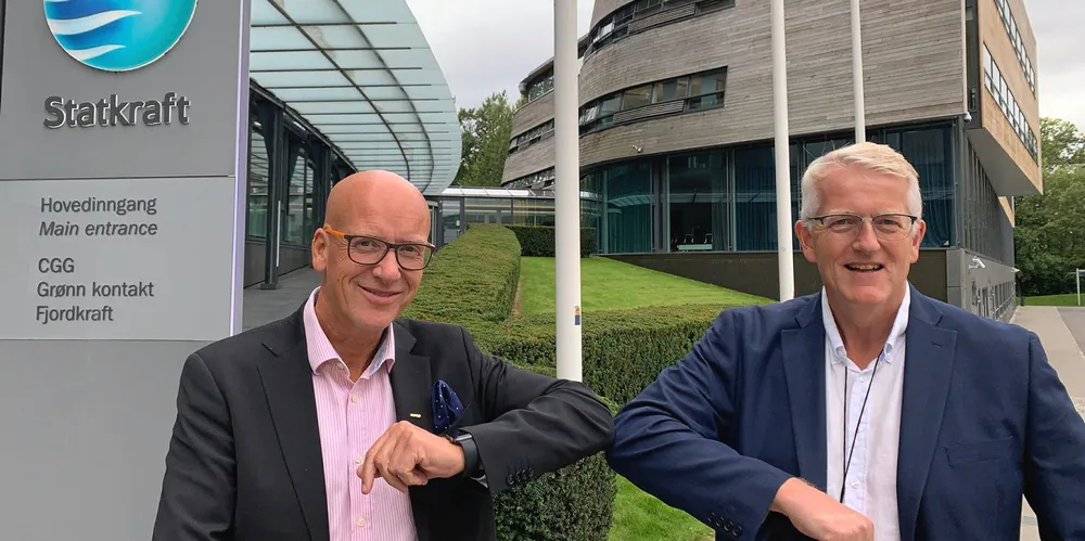 Geir Inge Stokke, konsernsjef i Coop Norge (t.v) og Svein Ove Slinde, administrerende direktør i Statkraft Varme har inngått avtale som gjør at Coop skal levere 25 GWh spillvarme til Statkraft.