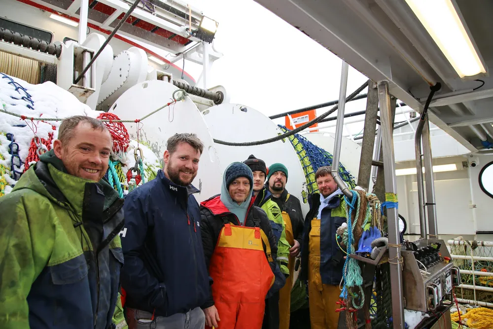 For første gang på mange år er en irsk båt på skreifiske i norske farvann. Onsdag lå de på Myre i Vesterålen og losset 50 tonn torsk fra Malangsgrunnen. Fra venstre: Niall Cavanagh, skipper Gerard Sheehy, Bert Koorn, Kane Roche, Ian O' Shea og Robert Kane.