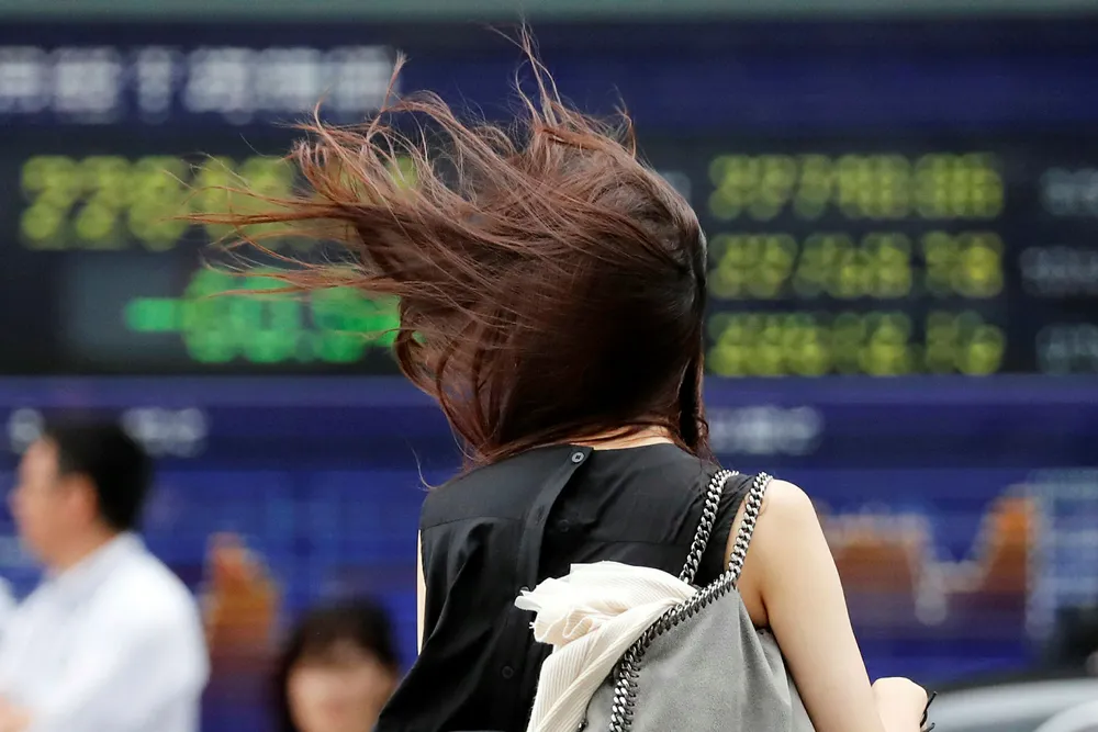 En kraftig orkan er på vei mot den amerikanske østkysten. I Asia vil en supertyfon nå land i løpet av dagen. Over 40 millioner mennesker i Kina kan bli berørt senere i uken.