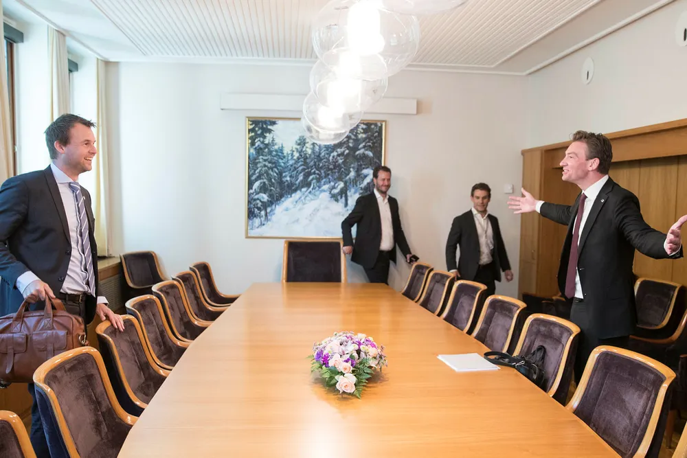 Slik så det ut i starten av forhandlingene som nå er i havn: Kjell Ingolf Ropstad (Krf, t.v)) sammen med Henrik Asheim (H), bak står Helge André Njåstad (Frp) og Magnus Birkelund rådgiver (Frp). Foto: Vidar Ruud/NTB Scanpix