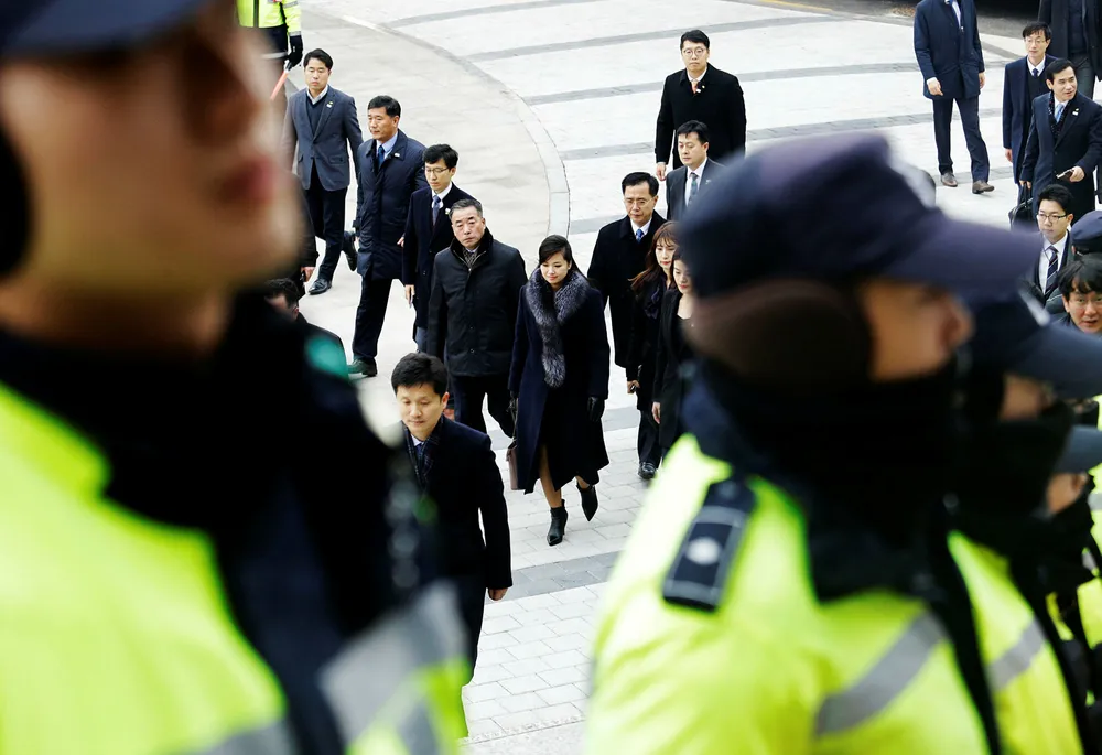 Nord-Korea stiller med en stor kunstnerisk delegasjon under vinter-OL i februar. Lederen Hyon Song-wol, i midten, ankom Seoul søndag og fikk mye oppmerksomhet i sørkoreansk media. Foto: Ahn Young-joon/AP/NTB scanpix