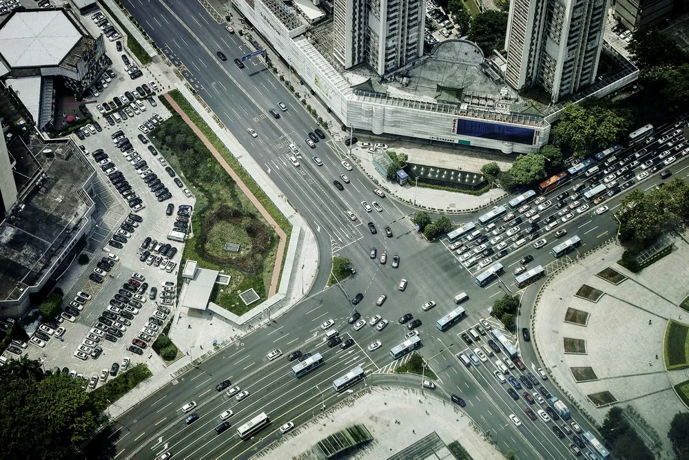 Shenzhen har i 40 år vært et forsøkslaboratorium hvor markedsreformer og privat eierskap er blitt testet ut i mindre skala. Nå skal alt av busser og drosjer elektrifiseres.