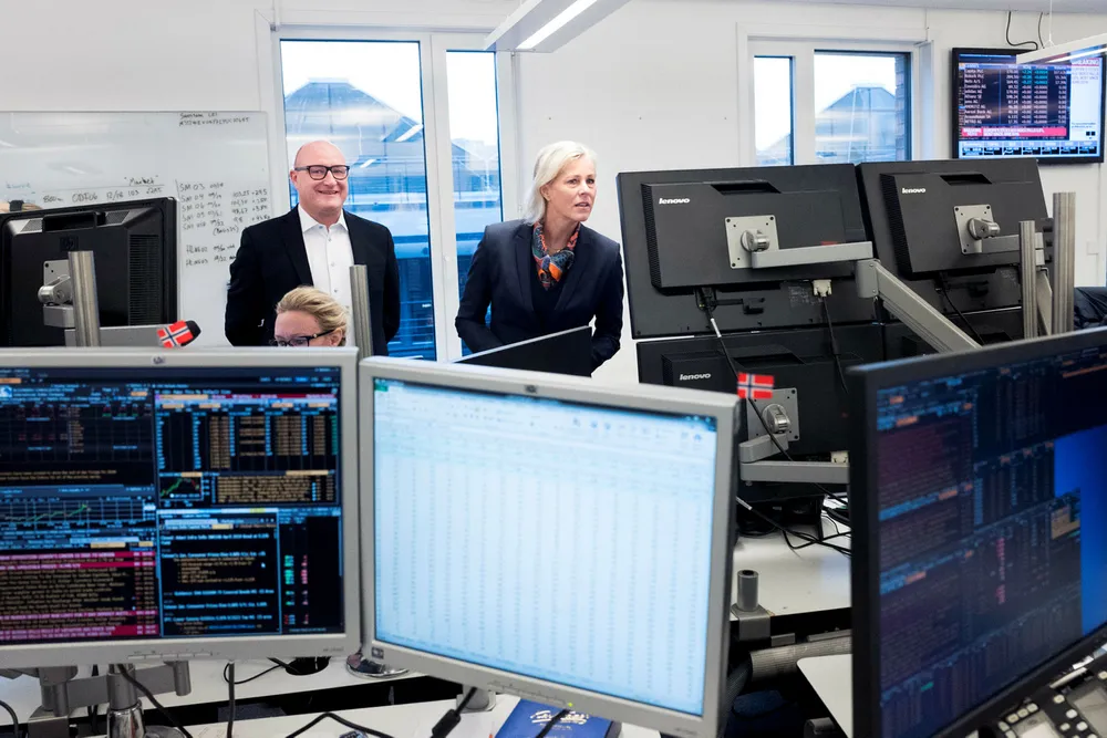 Swedbank Norge-sjef Tone Lunde Bakker (til høyre) er forberedt på at bedriftene kan utsette innhenting av gjeld og egenkapital en periode. – Enkelte av bedriftene kan bli mer avventende, sier Tomas Eiksson, leder for obligasjonshandelen. Foto: Fredrik Solstad