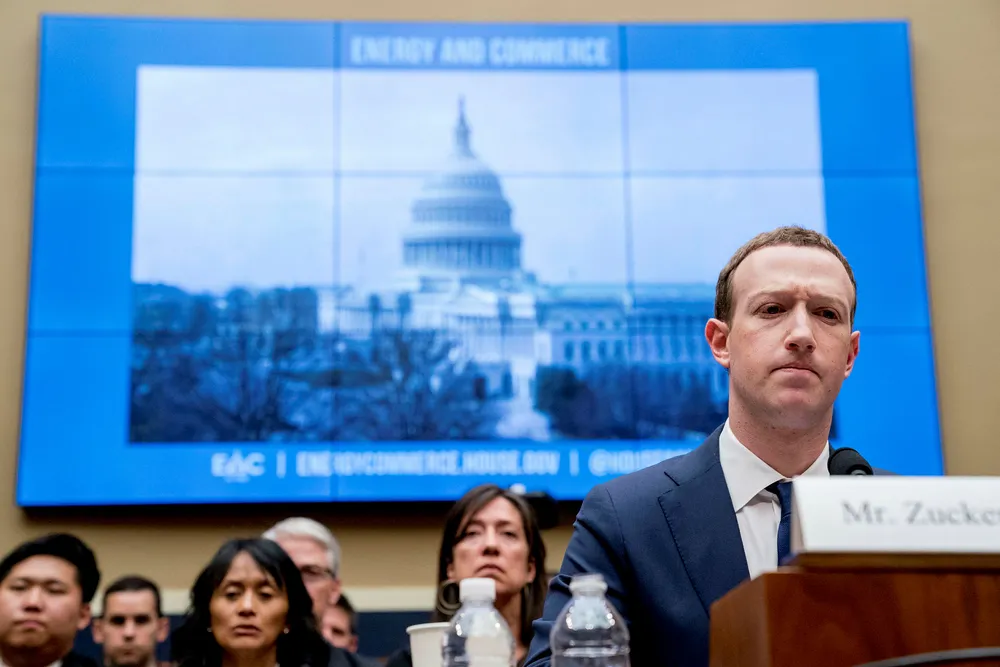 Mark Zuckerberg godtar et forlik med amerikanske myndigheter for brudd på Facebooks-brukeres personvern. Men boten på fem milliarder dollar er småpenger for Facebook.