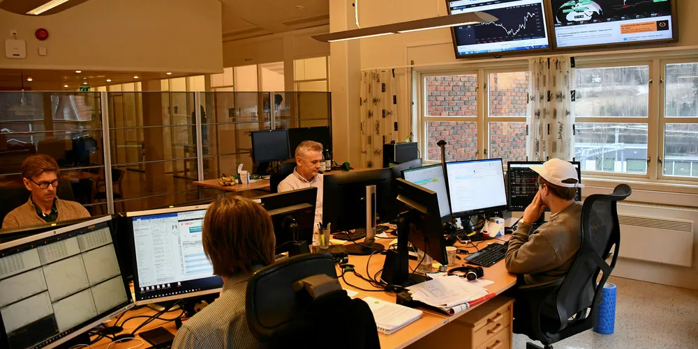 Analytiker og porteføljeforvalter, Thomas Birkemo, bøyer seg over meglerboksen og forklarer at de ikke er villig til å selge elsertifikater for mindre enn 17 svenske kroner.