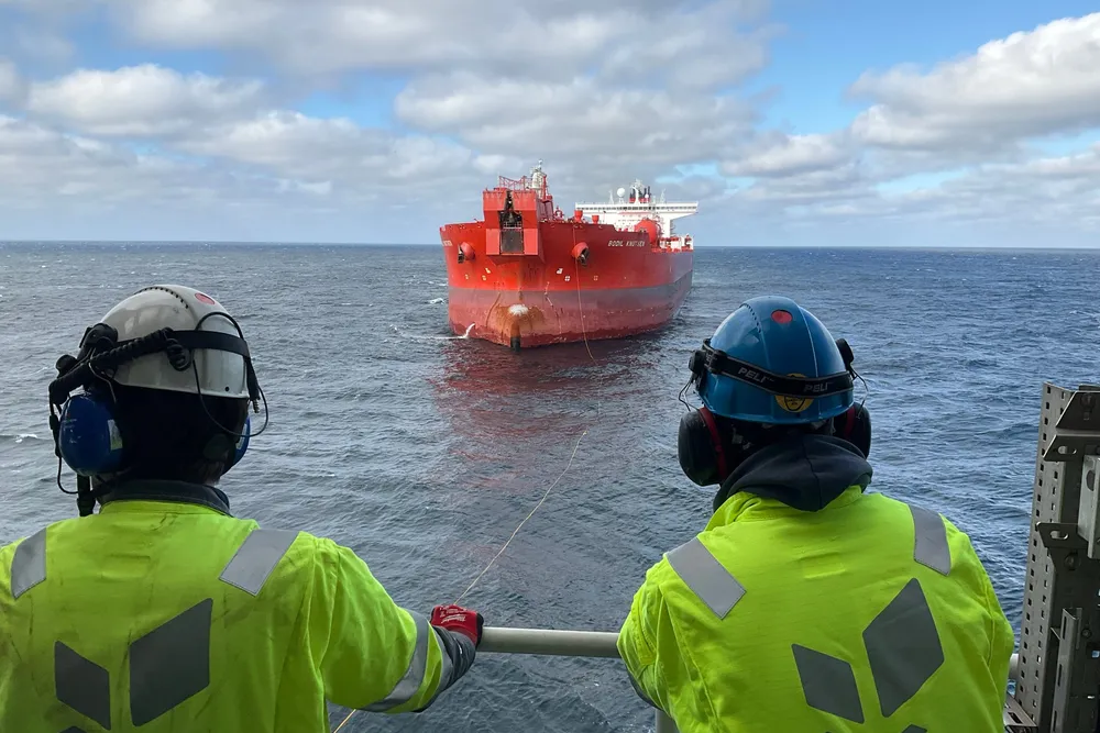 Første oljelast overføres fra Johan Castberg til tankskipet Bodil Knutsen. 25. mai. Nå er Equinor oppe i maksproduksjon på det nye feltet i Barentshavet, og sender to laster hver uke med en verdi på en halv milliard kroner.
