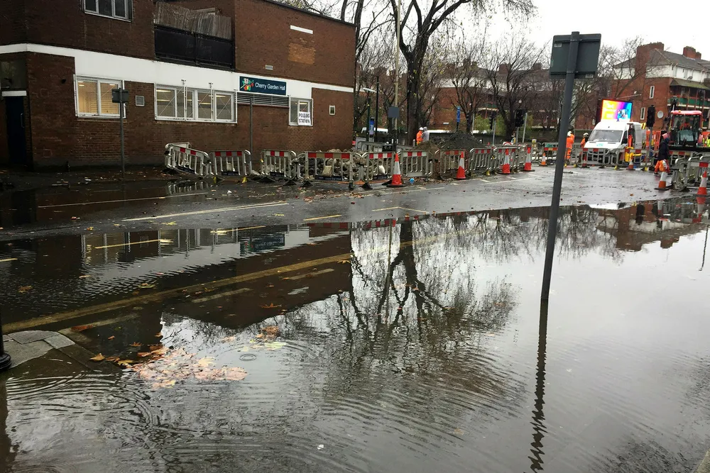 Kraftig regnvær gjorde det vanskelig å nå fram til dette valglokalet i London torsdag. Foto: Tony Hicks/ AP / NTB scanpix