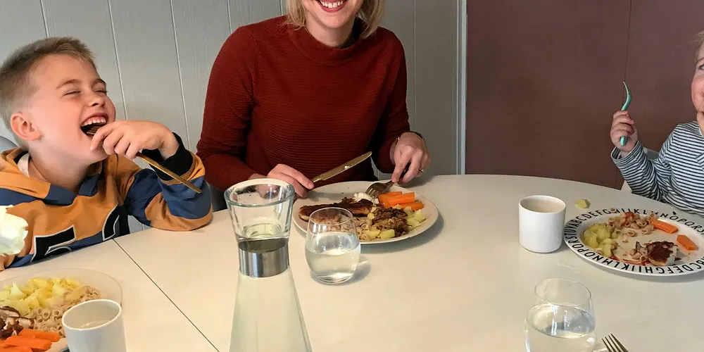 FISK PÅ MENYEN: Merete Pedersen Elvan og mannen Erik Pedersen Elvan, sørger for å servere Elias (7) og Oliver (3) fisk til middag tre ganger ukentlig. Sånn sett er denne familien unntaket fra trenden når det gjelder sjømatkonsumet i Norge.