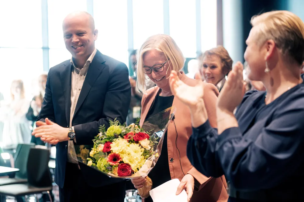 Senterpartiets parlamentariske leder Marit Arnstad (i midten) mener vi må diskutere å utsette Norges klimamål. Med Trygve Slagsvold Vedum og Anne Beathe Tvinnereim under landsstyremøtet.