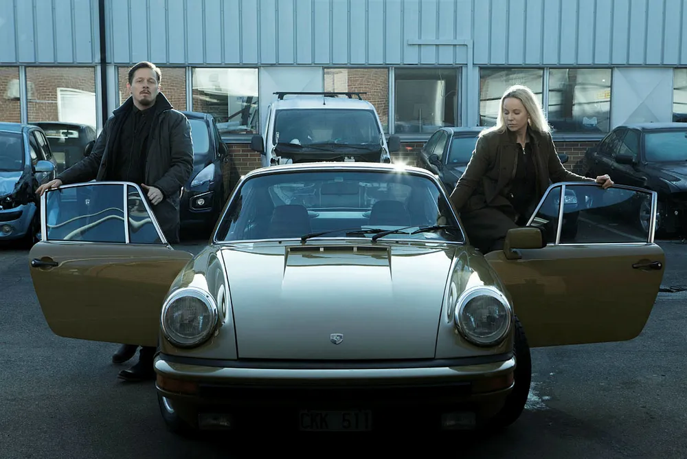 Det blir som vanlig noen brutale saker å hanskes med når danske Henrik (Thure Lindhardt) og svenske Saga (Sofia Helin) kaster seg over drapet på en offentlig person, skriver forfatteren. Foto: Jens Juncker-Jensen/Filmlance/Nimbus