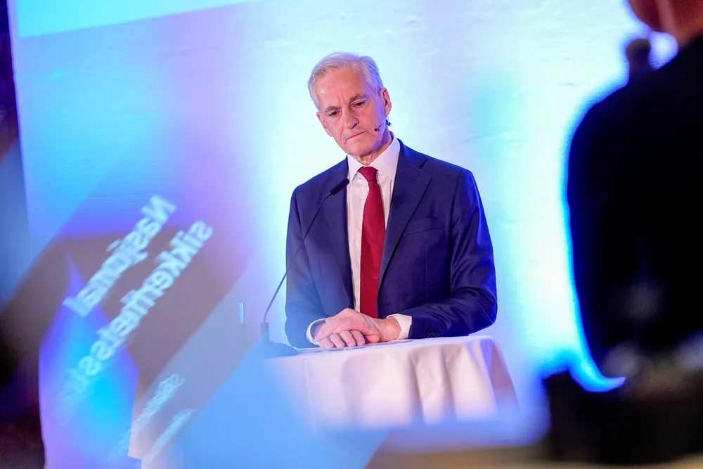 Regjeringens nasjonale sikkerhetsstrategi som ble presentert av Jonas Gahr Støre, understreker betydningen av frie medier og kildekritiske innbyggere.